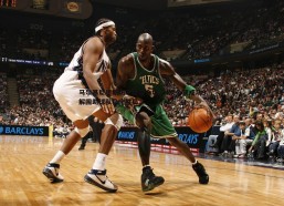 意昂体育-马尔基尼奥斯防守统治全场，4次争顶成功9解围助球队稳守胜局